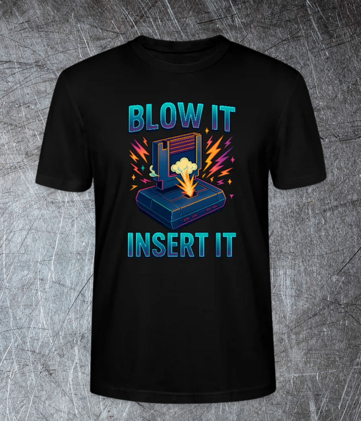 Retro Gaming T-Shirt – Blow It Insert It | 80s Gamer Nostalgie Premium T-Shirt