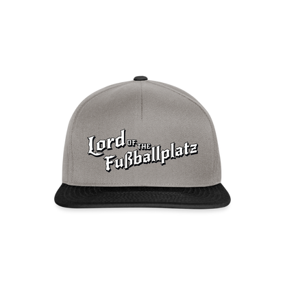 Lord of the Fußballplatz – Der einzig wahre Herr der Kreisliga - Snapback Cap - Graphit/Schwarz