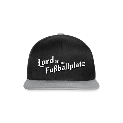Lord of the Fußballplatz – Der einzig wahre Herr der Kreisliga - Snapback Cap - Schwarz/Grau