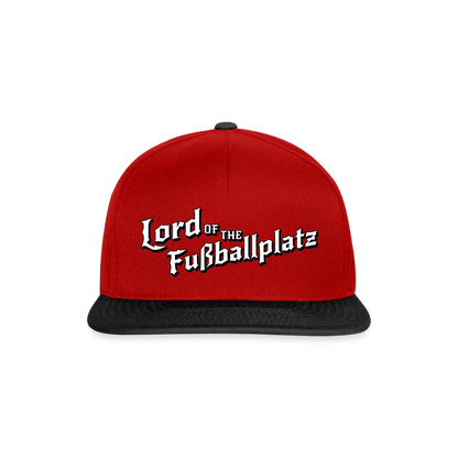 Lord of the Fußballplatz – Der einzig wahre Herr der Kreisliga - Snapback Cap - Rot/Schwarz