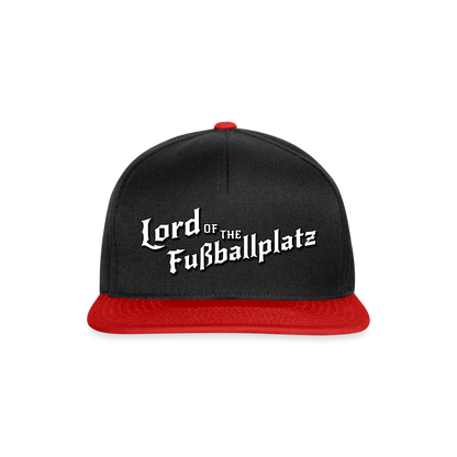 Lord of the Fußballplatz – Der einzig wahre Herr der Kreisliga - Snapback Cap - Schwarz/Rot