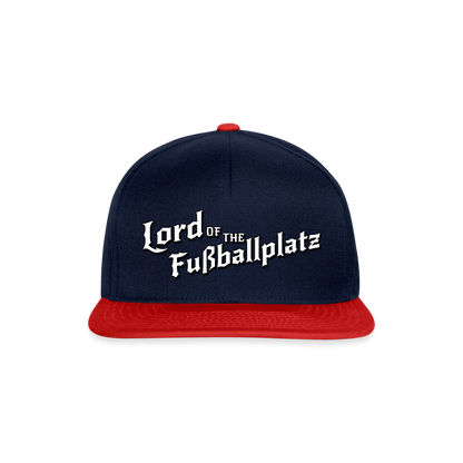Lord of the Fußballplatz – Der einzig wahre Herr der Kreisliga - Snapback Cap - Navy/Rot